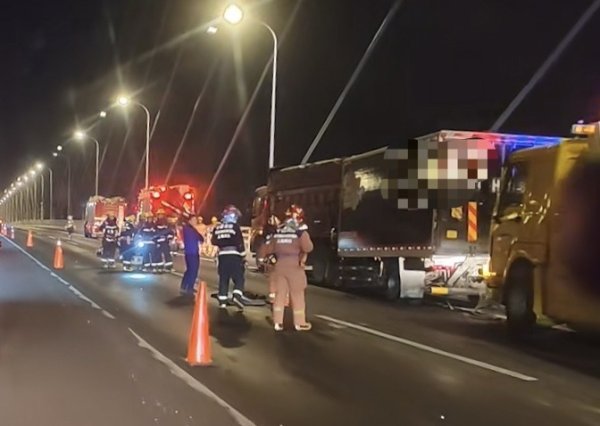 启盈优配 闵浦大桥两车追尾 后车驾驶员当场身亡